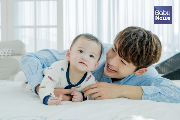지난해 육아휴직(민간)을 사용한 사람은 2017년 9만 122명에서 지난해 9만 9199명으로 1년 사이 9077명이나 크게 늘었다.ⓒ베이비뉴스