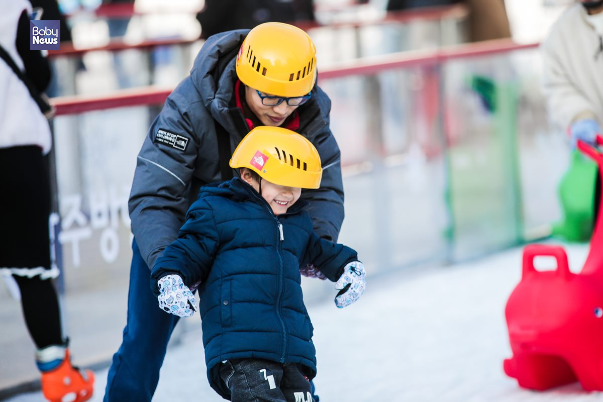 아빠와 스케이트장을 찾은 한 아이가 즐거운 표정을 짓고 있다. 김재호 기자 ⓒ베이비뉴스