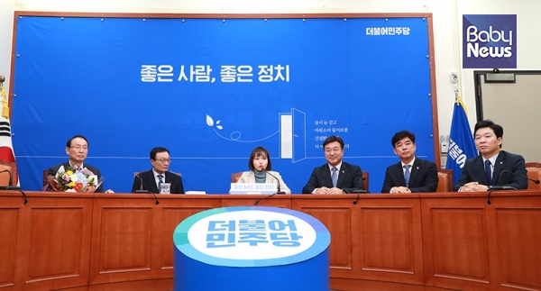 이해찬 당대표는 9일 국회에서 열린 더불어민주당 총선 '인재영입 6호' 발표식에서 홍정민 로스토리 대표를 소개했다. ⓒ더불어민주당