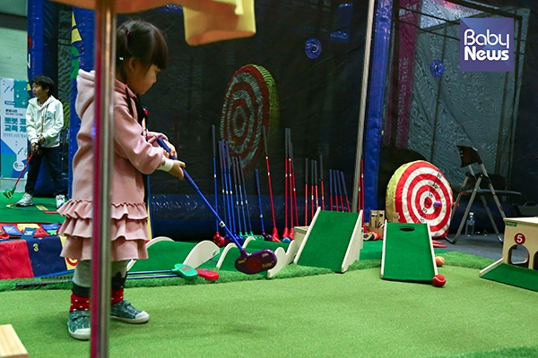 아이들의 성장 발달과 오감발달에 중점을 둔 영유아 골프 놀이프로그램을 즐기고 있는 한 아이. 서종민 기자 ⓒ베이비뉴스