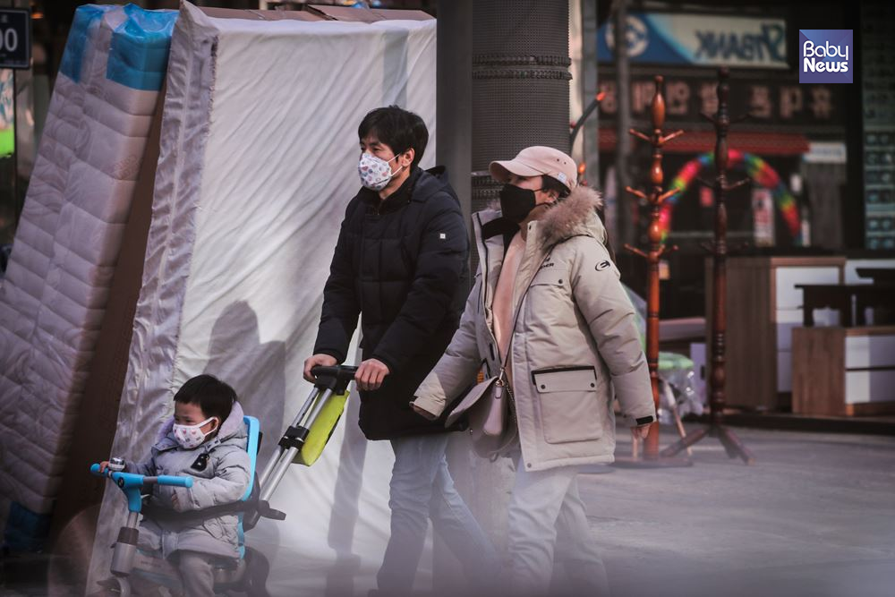 10일 오후 서울의 한 거리를 가족들이 마스크를 쓰고 지나가고 있다. 김재호 기자 ⓒ베이비뉴스