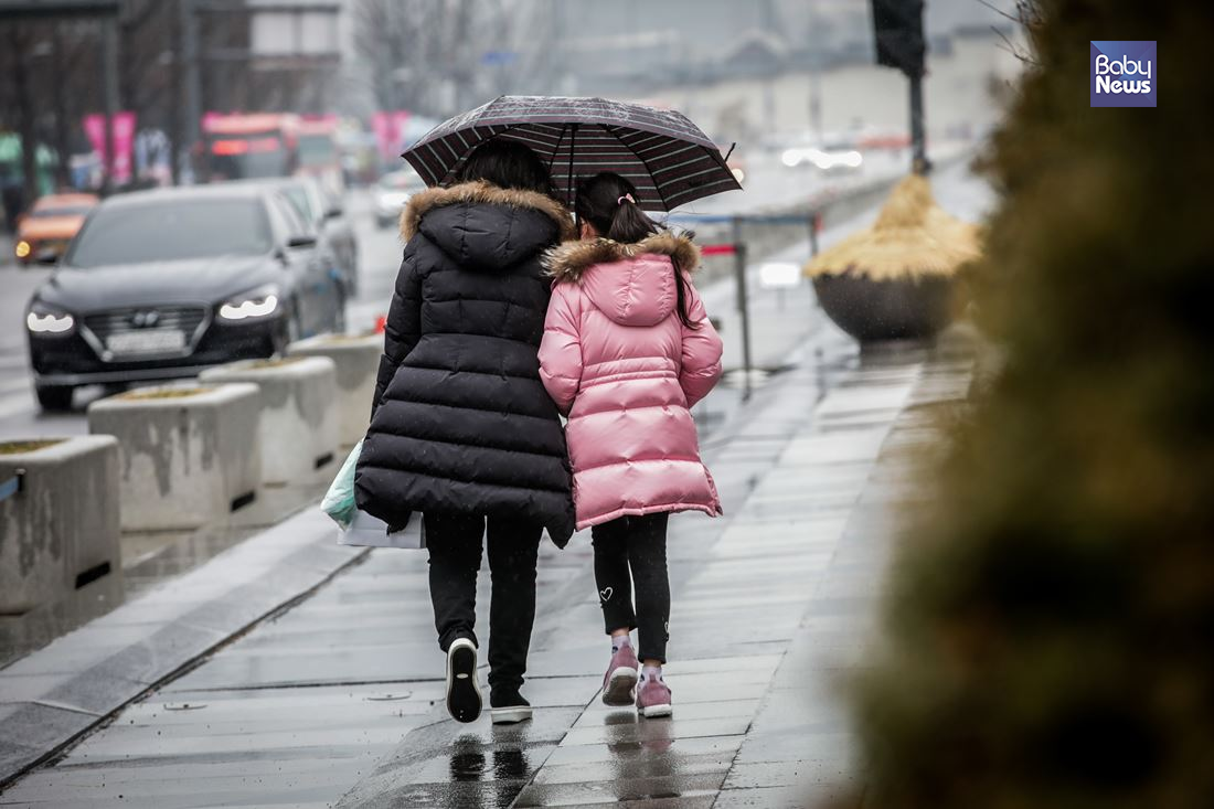 12일 오후 서울 종로 광화문광장 근처에서 엄마와 딸이 우산을 같이 쓰며 걸어가고 있다. 김재호 기자 ⓒ베이비뉴스