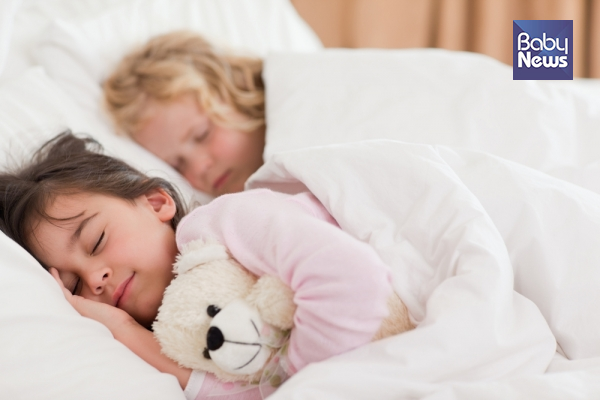침실 분위기를 편안하게 조성하고 아이가 잠 들 때까지 곁에 있어줍시다. 그러면 아이는 한결 편안하고 깊게 잠들 수 있을 것입니다. ⓒ베이비뉴스