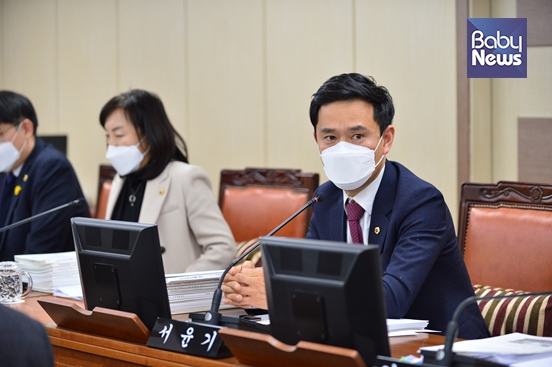 마스크를 쓰고 질의하고 있는 서윤기 서울시의회 운영위원장 겸 보건복지위원회 위원. ⓒ서울시의회