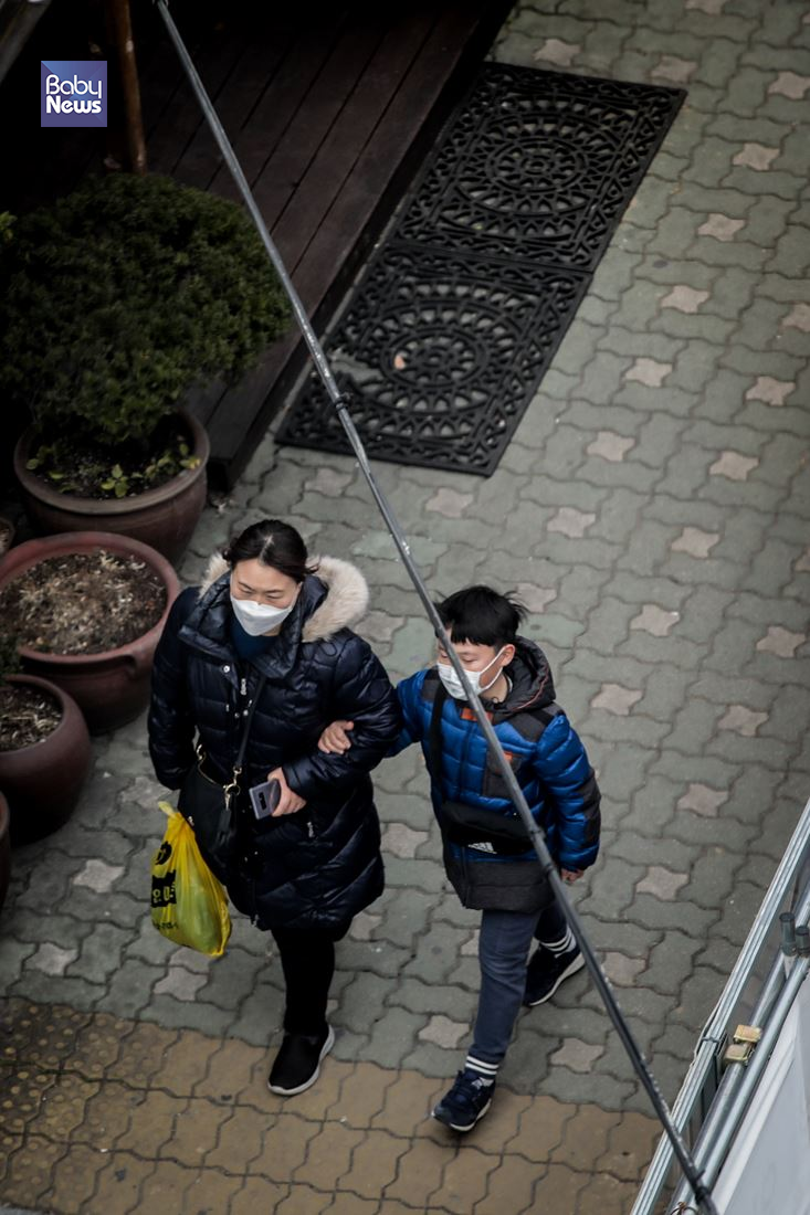 마스크를 쓴 엄마와 아들이 거리를 걸어가고 있다. 김재호 기자 ⓒ베이비뉴스