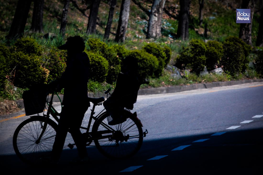 9일 서울 강동구 주변에서 한 아이가 할머니가 끌어주는 자전거 뒷좌석에 앉아 지나가고 있다. 김재호 기자 ⓒ베이비뉴스