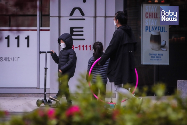 코로나19로 인한 사회적 거리두기가 계속되고 있는 21일, 마스크를 쓰고 나온 어린이들. 김재호 기자 ©베이비뉴스