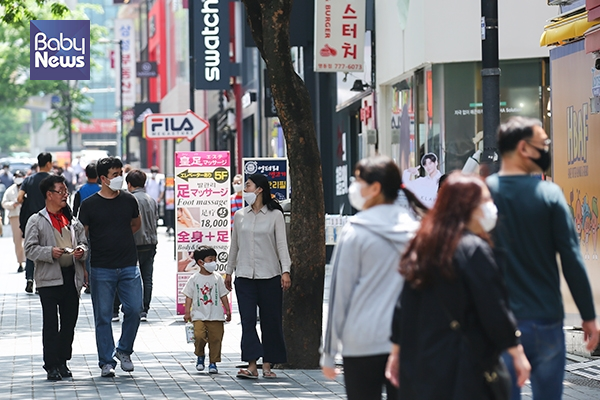 어린이날을 하루 앞두고 코로나19 속 침체됐던 서울 중구 명동거리를 많은 시민들이 다시 찾고 있다. 서종민 기자 ⓒ베이비뉴스