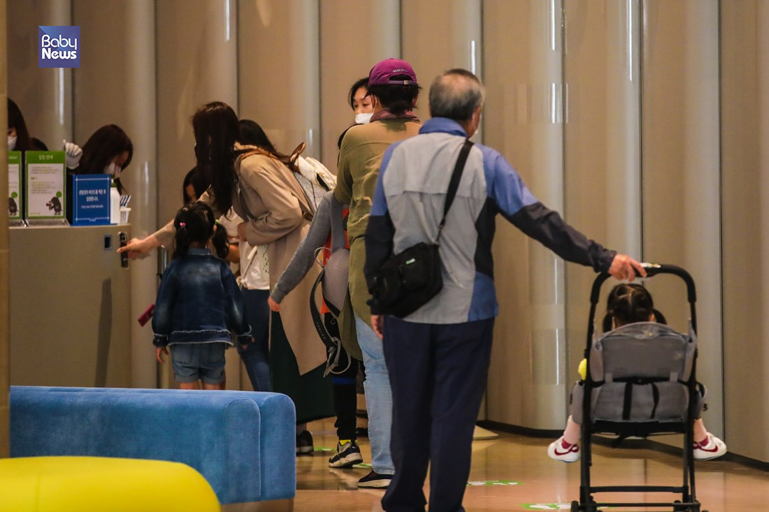 국립중앙박물관 내에 있는 어린이박물관에 입장하기 위해 관람객들이 줄을 서고 있다. 김재호 기자 ⓒ베이비뉴스