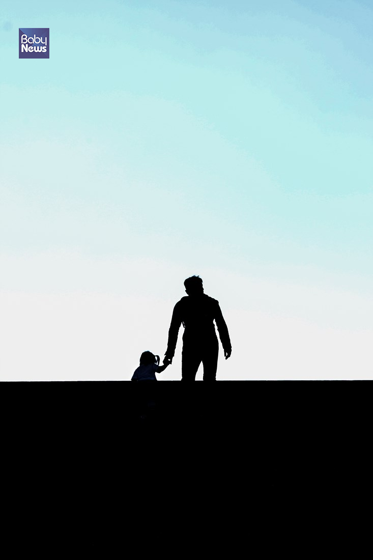 아빠의 손을 잡고 계단을 오르는 아이의 모습. 김재호 기자 ⓒ베이비뉴스