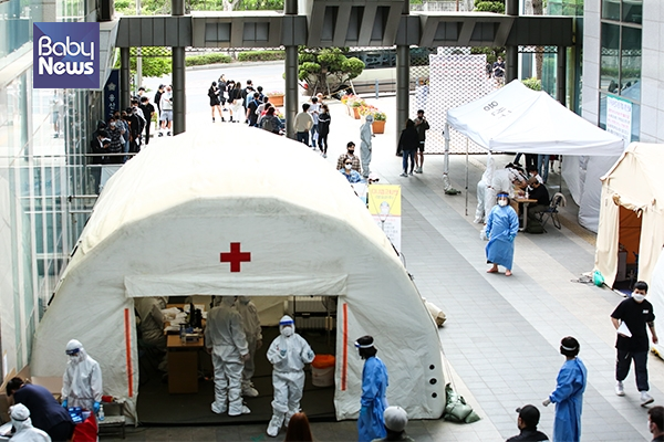 이태원 킹클럽 부근 서울시 용산구보건소에 마련된 선별진료소에서 코로나 검사를 받기 위해 모인 여러 시민들. 서종민 기자 ⓒ베이비뉴스