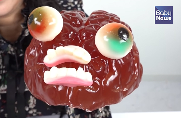 눈알젤리와 치아 젤리, 직접 만든 뇌 모양의 젤리를 소개하는 유튜버. ⓒ유튜브 캡처