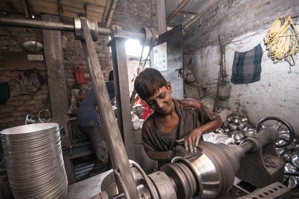 알루미늄 공장에서 일하는 방글라데시 다카의 열세 살 소년 알리프 ©유니세프한국위원회/한상무