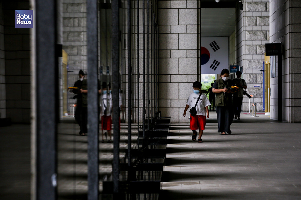 6.25 전쟁 70주년인 25일 오후 서울 용산구 전쟁기념관에서 한 아이가 엄마와 함께 전사자명비를 보며 발걸음을 옮기고 있다. 김재호 기자 ⓒ베이비뉴스
