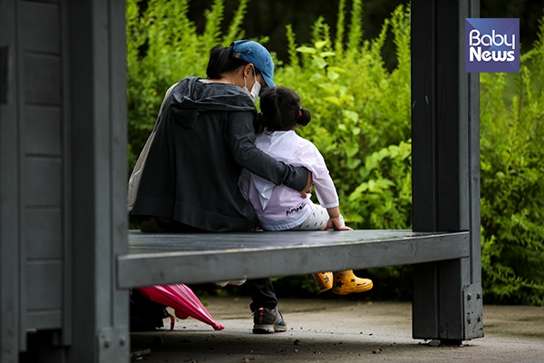 30일 오후 서울 경춘선숲길공원을 찾은 엄마와 딸이 원두막에 앉아 이야기를 나누고 있다. 최대성 기자 ⓒ베이비뉴스