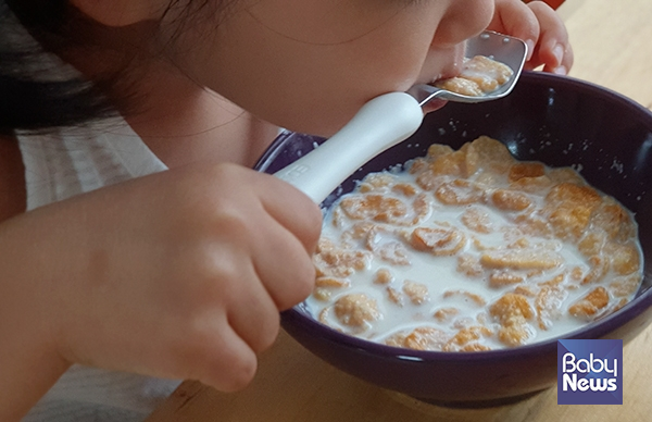 밥 투정이 심한 세 살 아이가 아침밥으로 시리얼을 먹고 있다. 최대성 기자 ⓒ베이비뉴스