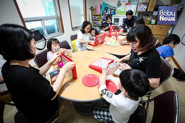 지난 11일 제주도에 살고 있는 발달장애아동을 키우는 엄마들과 아이들이 함께 미술치료 놀이를 진행했다.김재호 기자 ⓒ베이비뉴스