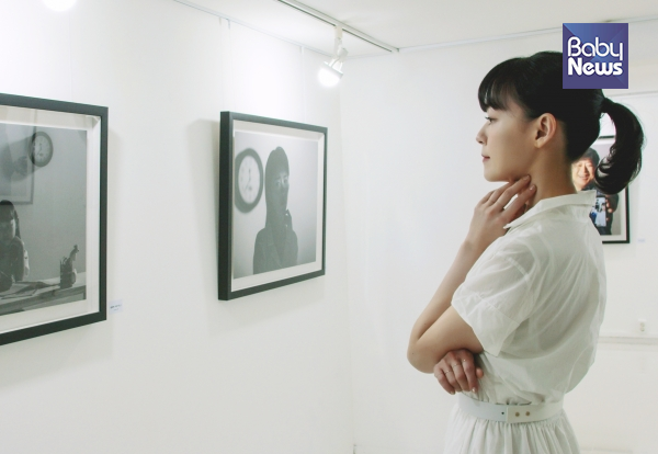 세이브더칠드런 홍보대사인 가수 김윤아가 체벌근절 캠페인 'Change 915'의 일환으로 진행된 '사랑 해(害)' 전시를 관람하고 있다. ⓒ세이브더칠드런