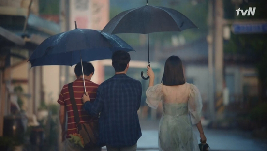 비 오는 날, 형(오정세)을 위해 우산을 기울인 동생(김수현)과, 그런 그에게 우선을 덧씌우는 애인(서예지). 애나 어른이나 사람은 자기가 좋아하는 사람을 보호하려는 마음이 들기 마련인가 보다. 나와 예준이도 서로 그렇게 살아가고 있다. Tvn 드라마 '사이코지만 괜찮아' 한 장면 중. ⓒtvn