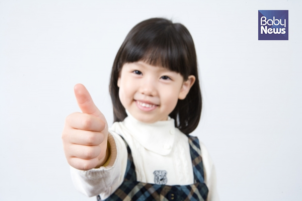 부모나 타인의 평가에서 자유로운 아이는 자기 자신을 가치있게 수용합니다. 나 자신을 믿는 아이로 키우는 건 그래서 중요합니다. ⓒ베이비뉴스