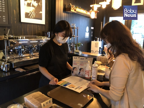 수원시가 카페를 방문해 종사자에게 ‘카페 방역지침’을 안내하고 있는 모습. ⓒ수원시