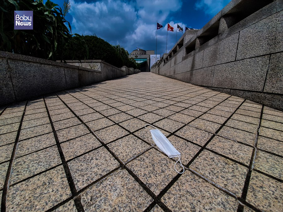 전쟁기념관에 버려져있는 마스크. 김재호 기자 ⓒ베이비뉴스