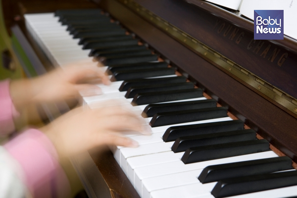 아이에게 피아노를 가르치면 발달에 좋을까? 자꾸 왼손 쓰는 아이 야단쳐야 할까? 아이가 좀 커도 질문은 끝이 없다! ⓒ베이비뉴스
