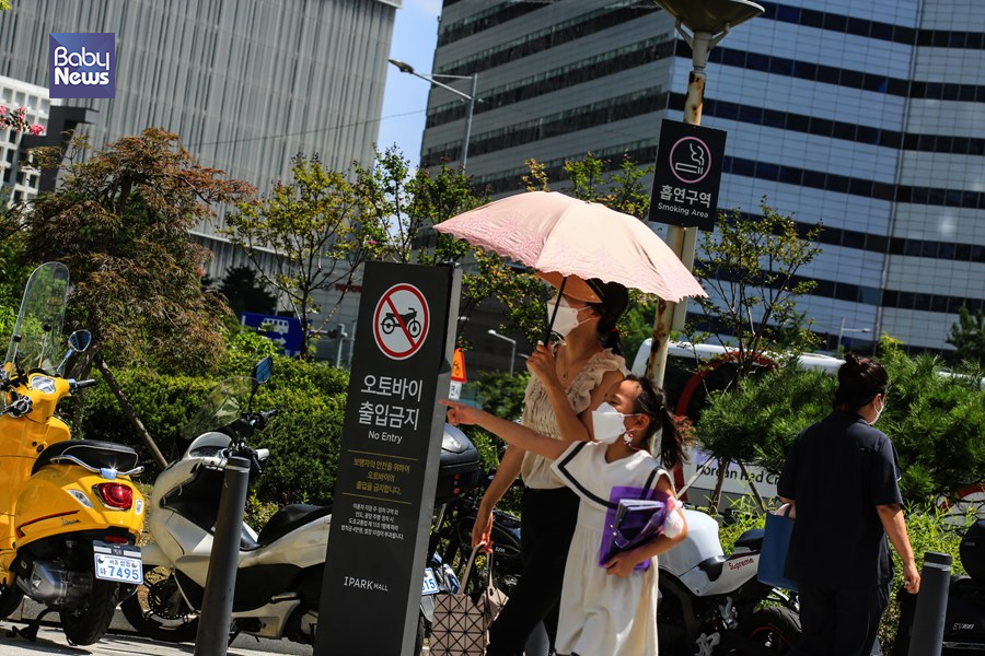 25일 오후 한 모녀가 서울시 용산구에 위치한 쇼핑몰로 들어가고 있다. 김재호 기자 ⓒ베이비뉴스