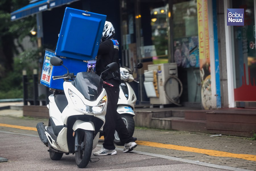 1일 오후 경기도 수원시의 한 음식점 앞에서 한 배달원이 포장한 음식을 오토바이에 싣고 있다. 김재호 기자 ⓒ베이비뉴스