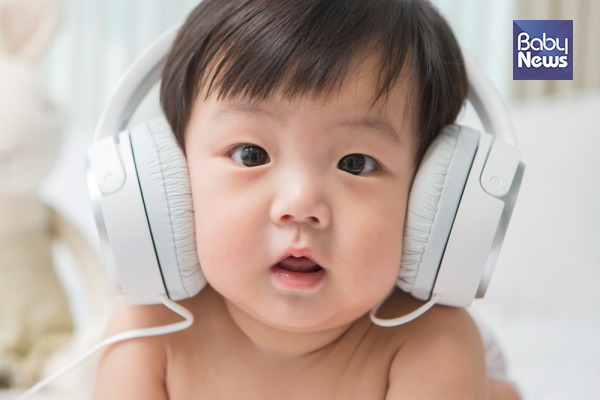 영어 소리를 듣다 보면, 자연스럽게 우리 아이 영어 트일 날 오지 않겠냐고요? ⓒ베이비뉴스