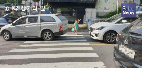 큰 차 사이로 아슬아슬 길을 건너는 어린이들의 모습. 우리가 잘 보이나요? ⓒ황성빈