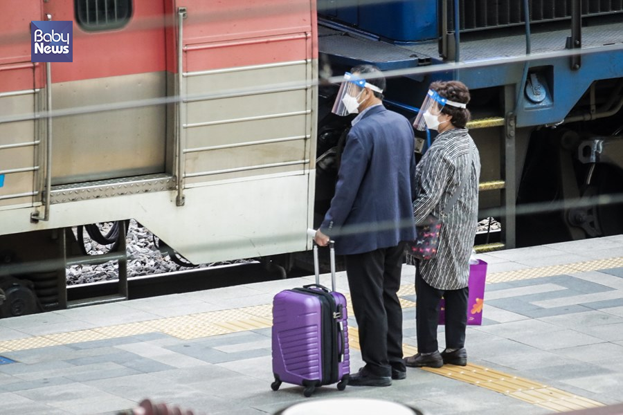 29일 오전 서울역에서 한 노부부가 마스크로 중무장하고 기차를 기다리고 있다. 김재호 기자 ⓒ베이비뉴스