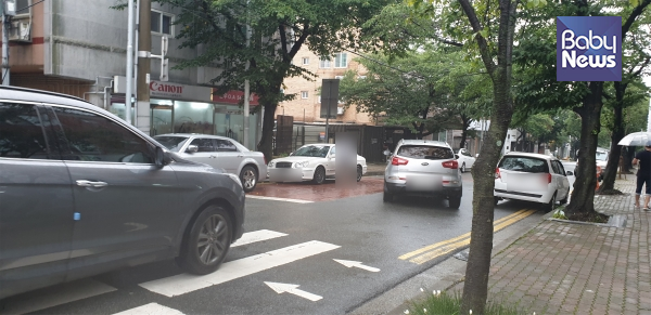 학교 앞에 주차한 차들 때문에 학교 가는 길이 너무 좁고 위험하다. 2학년 남동생은 차에 가려 아예 보이지 않을 정도다. ⓒ강가은