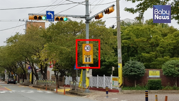 학교 앞 속도 측정기가 고장났다. 고쳐달라고 계속 요청했지만, 여전히 저 상태다. ⓒ강가은