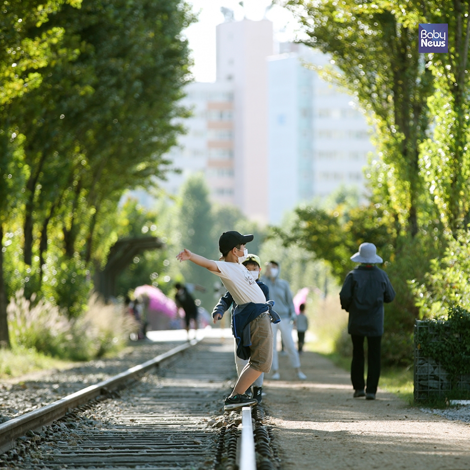 7일 오후 서울 경춘선숲길공원을 찾은 아이들이 철길 위에서 놀이를 하고 있다. 최대성 기자 ⓒ베이비뉴스