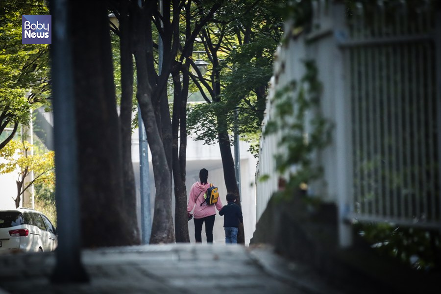 12일 오후 서울 영등포구 인근에서 엄마와 아이가 손을 잡고 유치원 하원을 하고 있다. 김재호 기자 ⓒ베이비뉴스