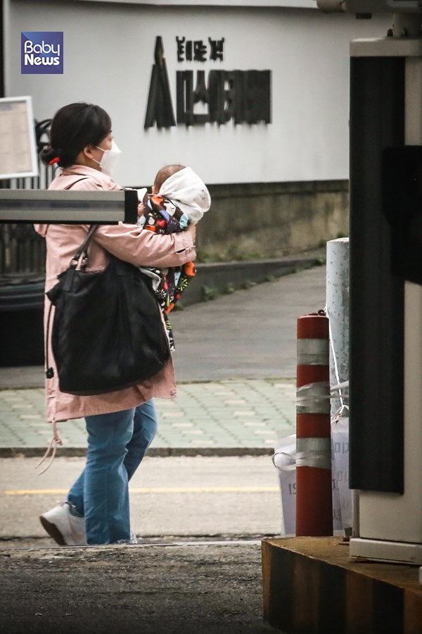 아침 저녁으로 쌀쌀한 날씨 속에 아이를 안고 한 엄마가 지나가고 있다. 김재호 기자 ⓒ베이비뉴스