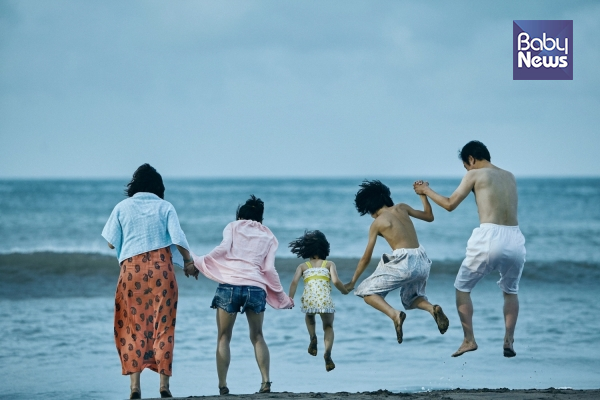 바닷가에서 즐거운 한때를 보내는 가족. ⓒ (주)티캐스트