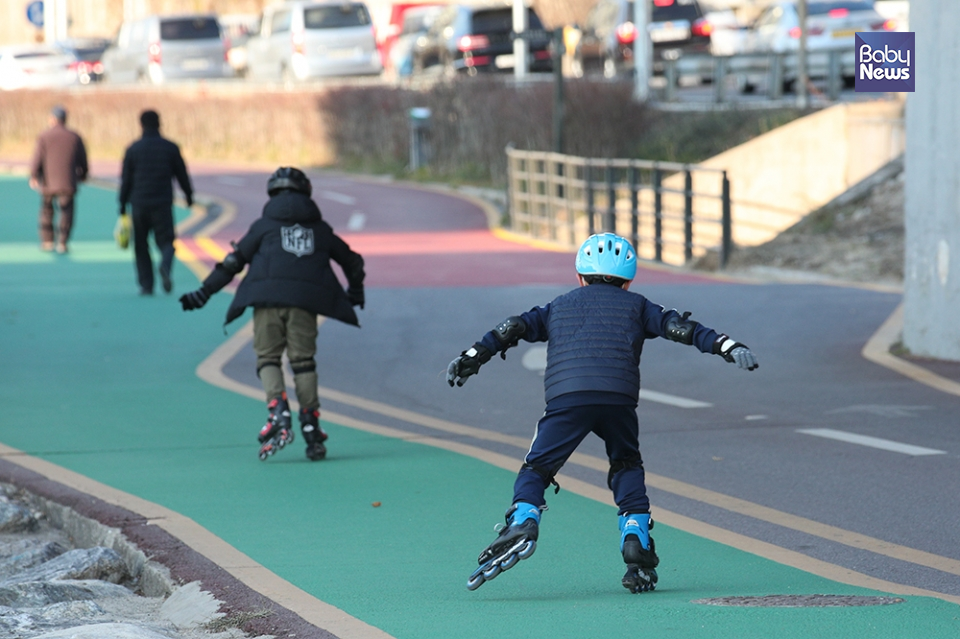 킥보드나 자전거 등을 이용할 때 보호장구 착용은 안전사고의 기본입니다. 아이들은 사고 위험이 더 큰데요. 아이들의 안전모 미착용 실태를 살폈습니다. 최대성 기자 ⓒ베이비뉴스