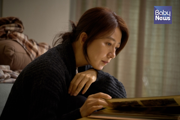 여행을 떠나기 전, 일상에서 윤희는 어딘지 무언가에 늘 억눌린 듯 보인다. ⓒ리틀빅픽처스