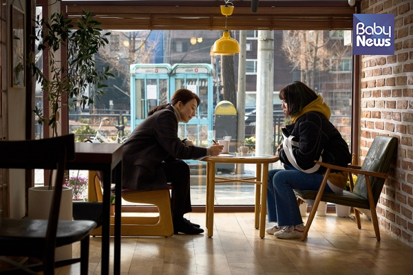 삶을 새롭게 시작하려는 윤희와 이를 응원하는 새봄. ⓒ리틀빅픽처스