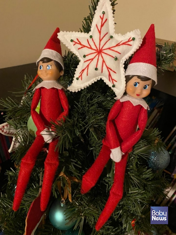 선반 위의 크리스마스 요정(Elf and the Shelf)이라고 불리는 인형. 보통 한 집에 하나씩만 있는데, 우리 집은 두 개다. 뭐든지 오빠 것과 제 것을 챙기는 딸내미 덕에. ⓒ이은