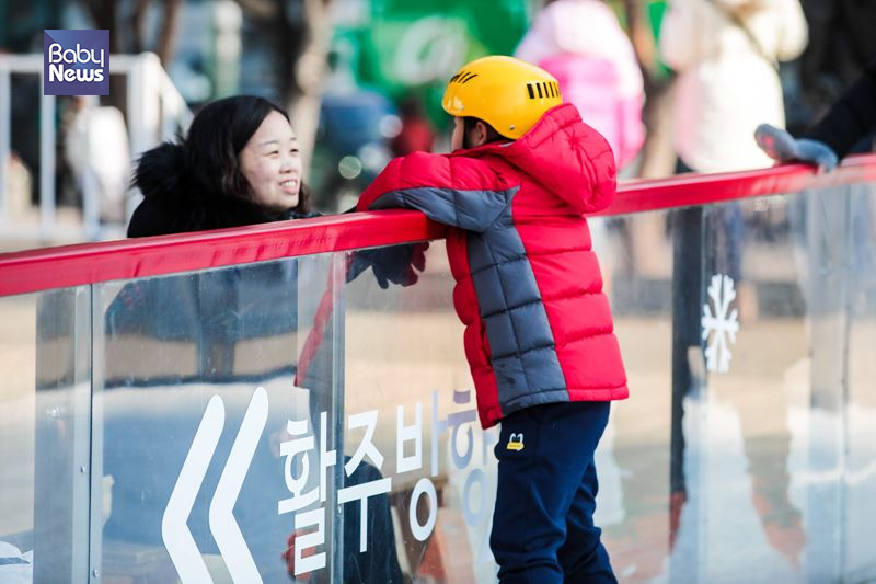 지난 겨울 서울시청광장 스케이트장에서 엄마와 함께 즐거운 시간을 보내던 아이의 모습. 김재호 기자 ⓒ베이비뉴스