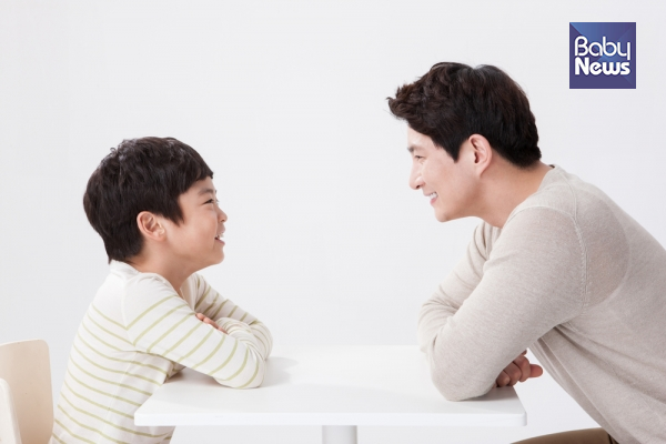 아이의 말에 부모가 귀 기울이고 있다는 사인, 어떻게 보내면 좋을까? ⓒ베이비뉴스