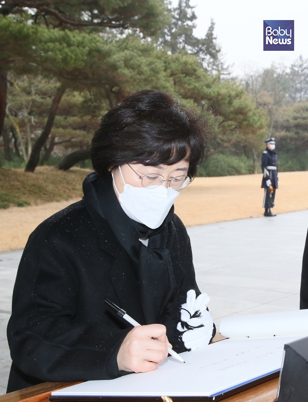 정영애 여성가족부 장관이 29일 서울 동작구 국립서울현충원을 찾아, 참배 후 방명록에 '평등과 존중의 배려사회를 적극 실현해 나가겠습니다'라고 적고 있다. ⓒ여성가족부