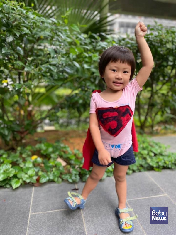 큰아이의 발레복을 둘째 녀석 슈퍼맨 옷으로 만들어줬다. 아이는 교복처럼 매일 이 옷을 입고 논다. ⓒ김보민