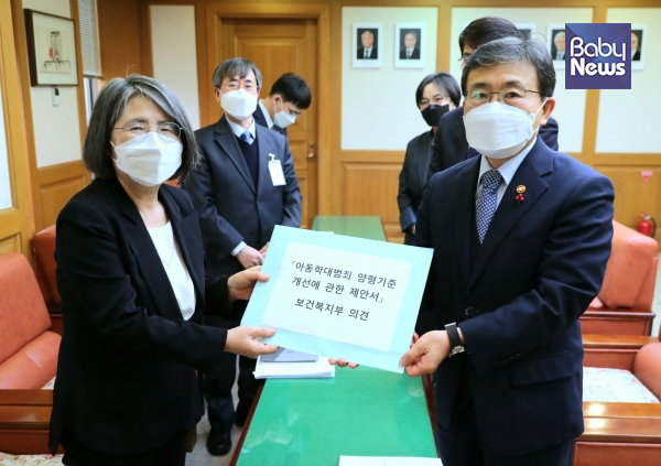 권덕철 보건복지부 장관은 21일 서울 서초구 대법원에서 김영란 양형위원회 위원장을 만나 '아동학대범죄 양형기준 개선 제안서'를 제출했다. ⓒ보건복지부