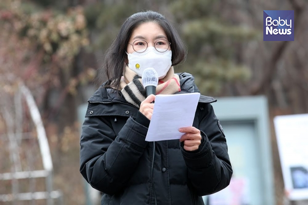 사회를 맡은 손수연 씨는 기자와의 인터뷰에서 "아이들이 어린시절부터 피해를 본 증거가 있다. 이보다 더 정확한 증거가 어디 있는가"라고 말했다. 최대성 기자 ⓒ베이비뉴스