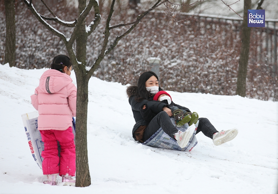 폭설이 쏟아진 28일 오전 서울 경춘선숲길공원을 찾은 한 가족이 비료포대로 눈썰매를 타고 있다. 최대성 기자 ⓒ베이비뉴스