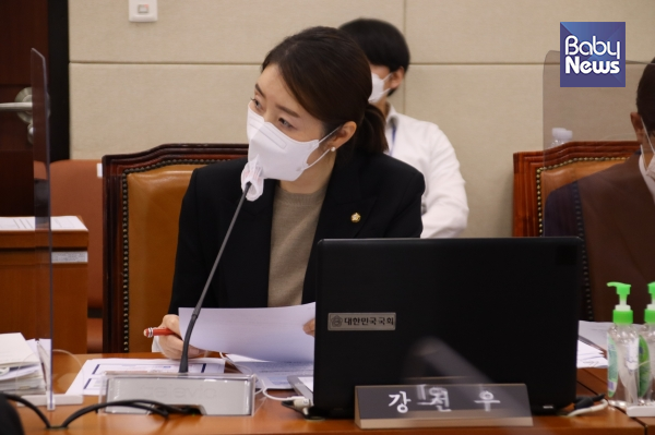 강선우 의원은 아동학대사건조사위원회를 설치하고, 아동학대 사망사건 및 중대아동학대사건 발생 시 모든 사건에 대해 조사와 분석을 의무화하도록 하는 「아동복지법」 일부개정법률안을 대표발의 했다. ⓒ강선우 의원실